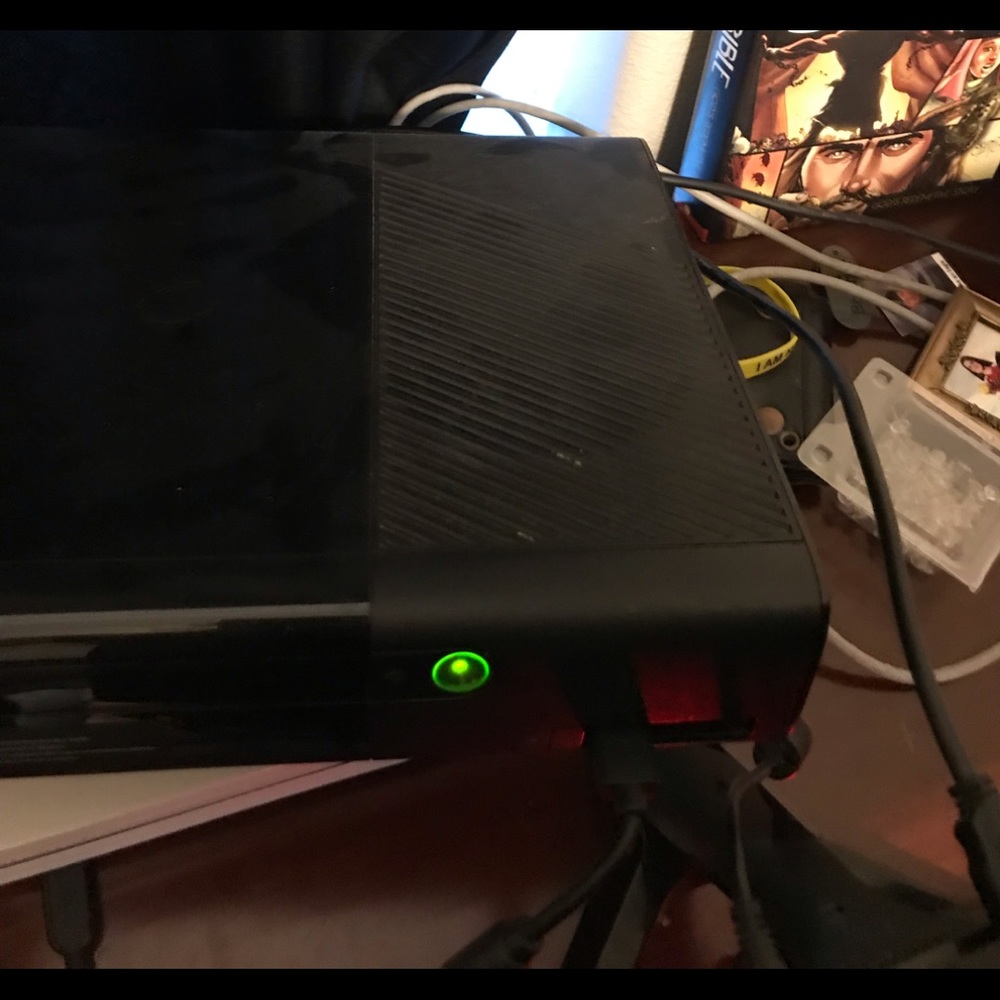 Xbox 360 console+2 controllers+1 game